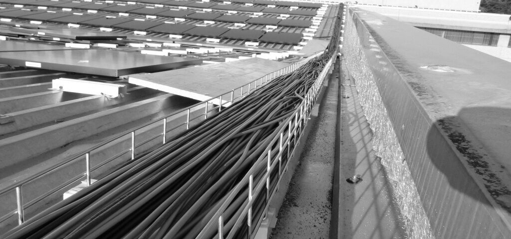 File di moduli fotovoltaici su copertura