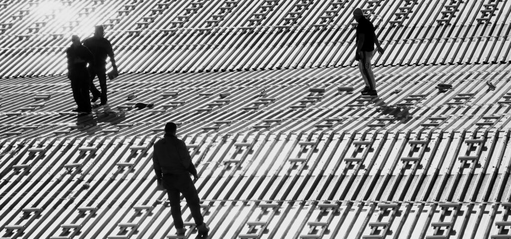 Tecnici al lavoro sulla copertura